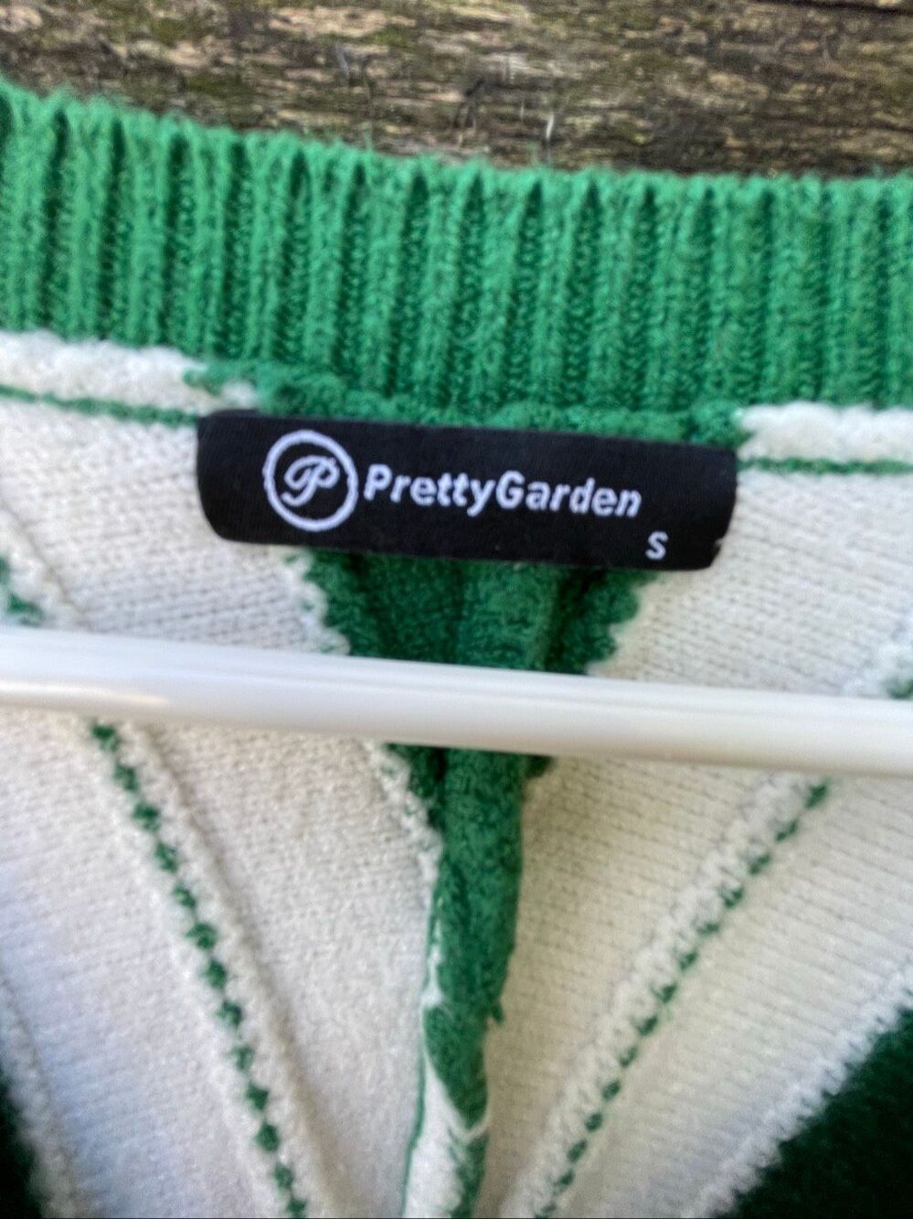 Pretty Garden size S green and white V neck sweater - Picture 4 of 5